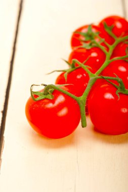 Köy ahşap masa üzerinde taze kiraz domatesleri.