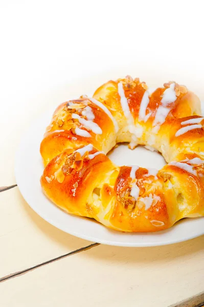 Frisch Gebackenes Süßes Brot Donut Kuchen Mit Mandeln Und Puderzucker — Stockfoto