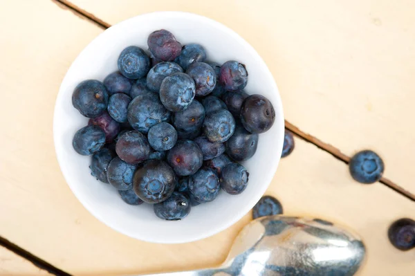 Frische Blaubeere Auf Einer Schüssel Mit Silberlöffel Über Holztisch — Stockfoto