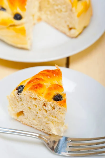 新鲜的家庭烤蓝莓面包蛋糕甜点在白色木桌 — 图库照片