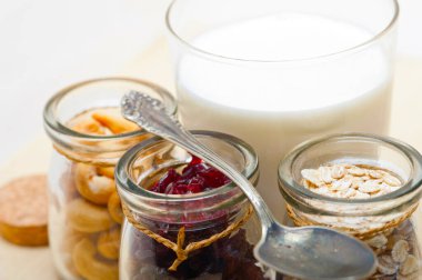 sağlıklı kahvaltı malzemeler yulaf kaju fıstığı kurutulmuş cramberry craisinns süt 