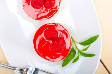 taze ahududu cake Mus tatlı yuvarlak şekil nane yaprakları ile
