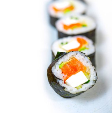 Makro closeup taze suşi seçim kombinasyon ürün çeşitliliği seçimi 