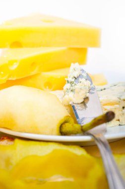 Farklı peynir ve taze armut aperatifleri. 