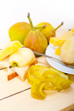 Peynir ve taze armut iştah açıcı.