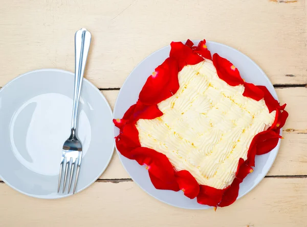 Whipped Cream Mango Cake Red Rose Petals — Stock Photo, Image