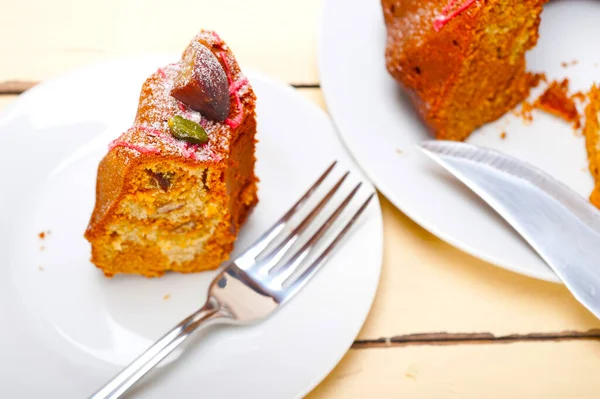 アーモンドとピスタチオの上に新鮮な栗のケーキ デザート — ストック写真