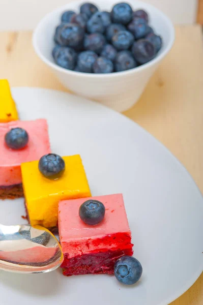 新鮮なイチゴとブルーベリーとマンゴーのムース デザート ケーキ — ストック写真