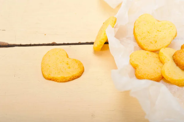 Färsk Hjärtformade Ugnsbakad Mörbakelse Alla Hjärtans Dag Cookies Ett Papper — Stockfoto
