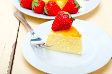 sevgililer günü için çilek ideal kek ile kalp şeklinde cheesecake