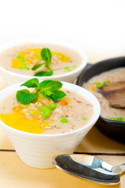 İçten Orta Doğu nohut ve arpa çorbası ile nane yaprakları üstüne