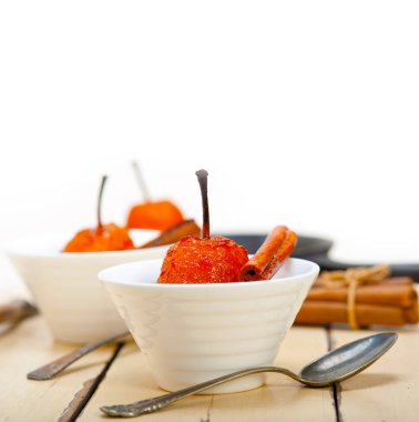 Haşlanmış armut lezzetli ev yapımı tarifi ove beyaz rustik ahşap masa