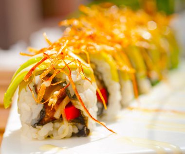 denilen maki sushi taze yapılmış Japon suşi rulo 