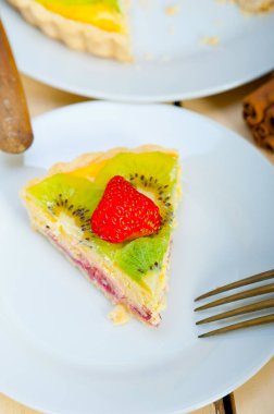 limon muhallebi krem ve baharat ile kivi ve çilekli turta tart
