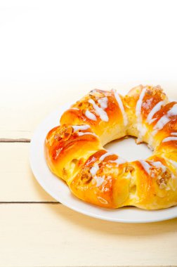 taze ev pişmiş tatlı ekmek poğaça kek badem ve üstüne pudra şekeri