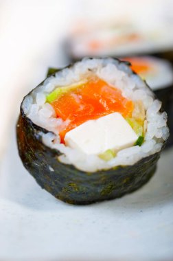 Makro closeup taze suşi seçim kombinasyon ürün çeşitliliği seçimi 