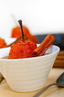 Haşlanmış armut lezzetli ev yapımı tarifi ove beyaz rustik ahşap masa