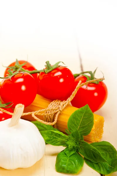 Italian Basic Pasta Fresh Ingredients Cherry Tomatoes Garlic Basil — Stock Photo, Image