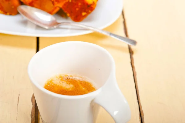 Pflaumenkuchen Und Espresso Über Einem Weißen Rustikalen Tisch — Stockfoto