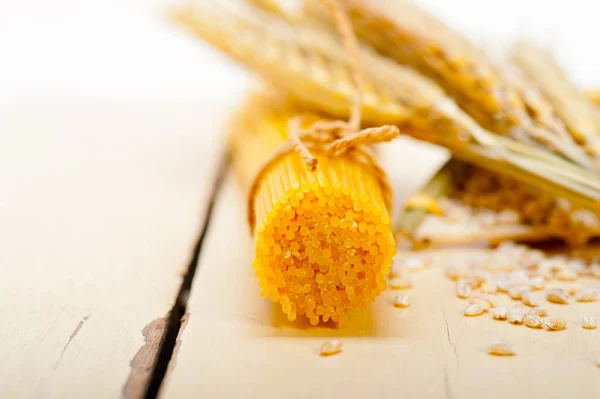 有機生イタリア パスタ デュラム小麦粒をトリミングします — ストック写真