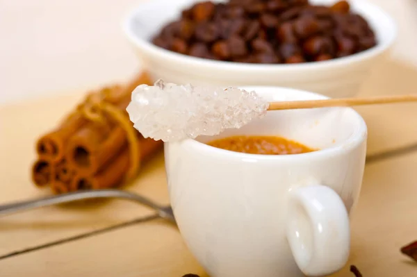 Espresso Kahve Şeker Baharat Ile Beyaz Ahşap Rustik Masa Üzerinde — Stok fotoğraf