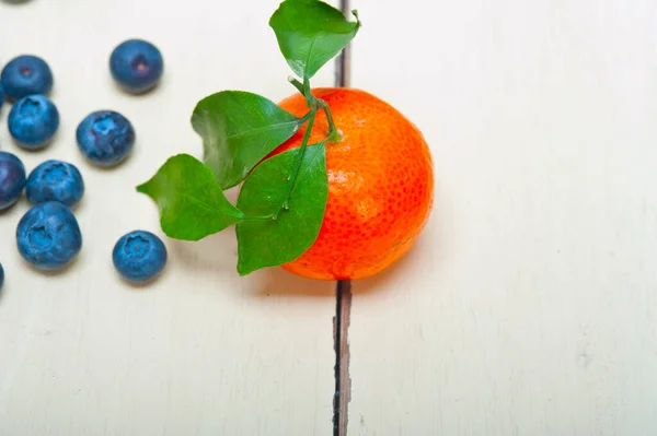 Tangerine Och Blåbär Vita Rustika Bord Trä — Stockfoto