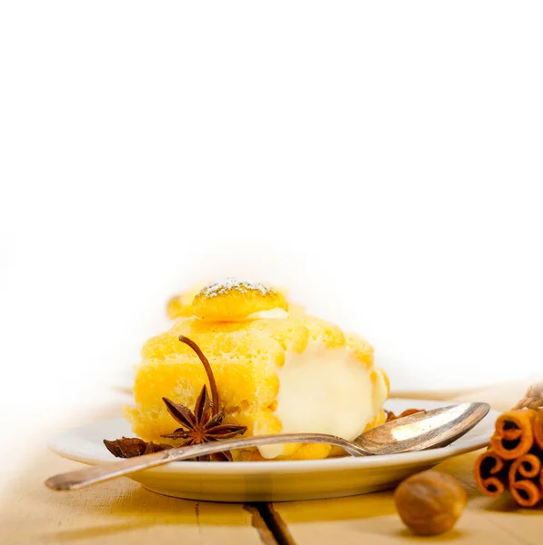 Färsk Hemlagad Grädde Rulla Kaka Dessert Och Kryddor Över Vita — Stockfoto