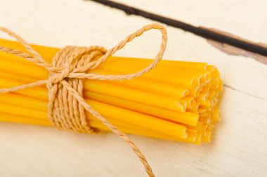 İtalyan makarna türü bir beyaz rustik tabloda demet 