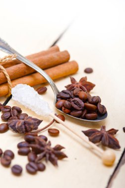  kahve şeker ve baharat beyaz ahşap rustik masa üzerinde gümüş kaşık üzerinde 