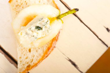 Farklı peynir ve taze armut aperatifleri. 