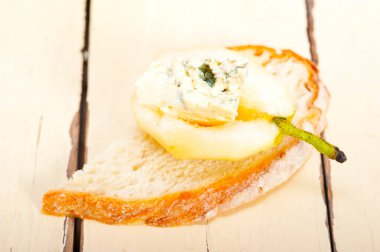 Farklı peynir ve taze armut aperatifleri. 