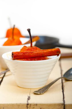 Haşlanmış armut lezzetli ev yapımı tarifi ove beyaz rustik ahşap masa