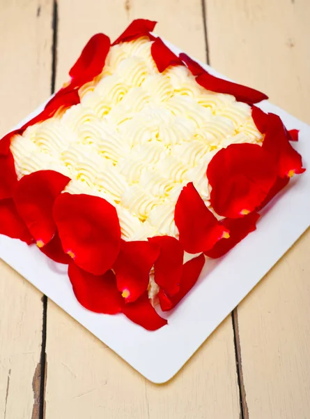 Whipped Cream Mango Cake Red Rose Petals — Stock Photo, Image