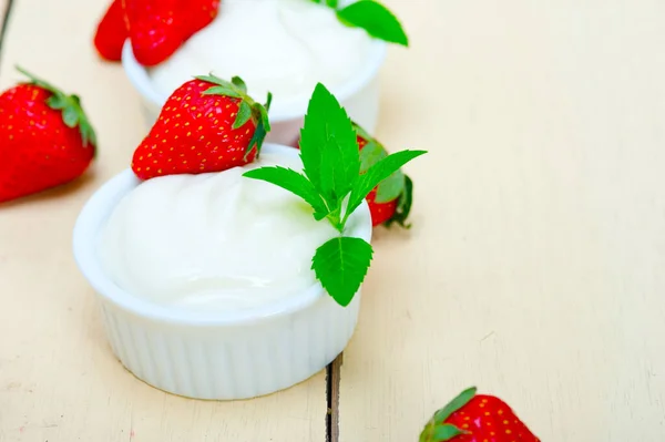 Iogurte Orgânico Grego Morango Sobre Mesa Madeira Rústica Branca — Fotografia de Stock