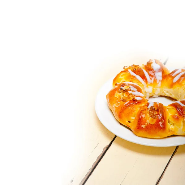 Färskt Hembakt Bröd Donut Tårta Med Mandel Och Florsocker Toppen — Stockfoto