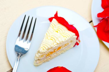 kırmızı gül yaprakları ile krem mango pasta şanti 