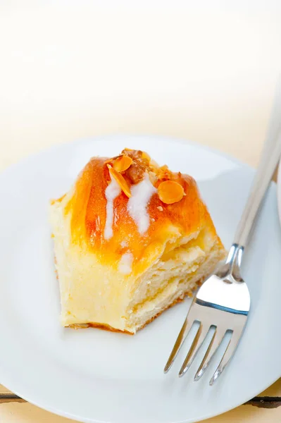 Frisch Gebackenes Süßes Brot Donut Kuchen Mit Mandeln Und Puderzucker — Stockfoto