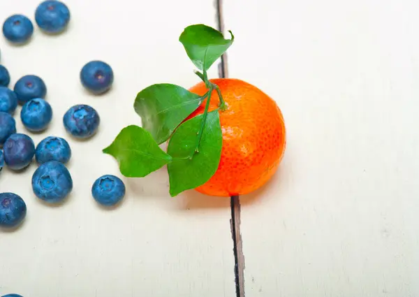 Tangerine Blueberry White Rustic Wood Table — Stock Photo, Image