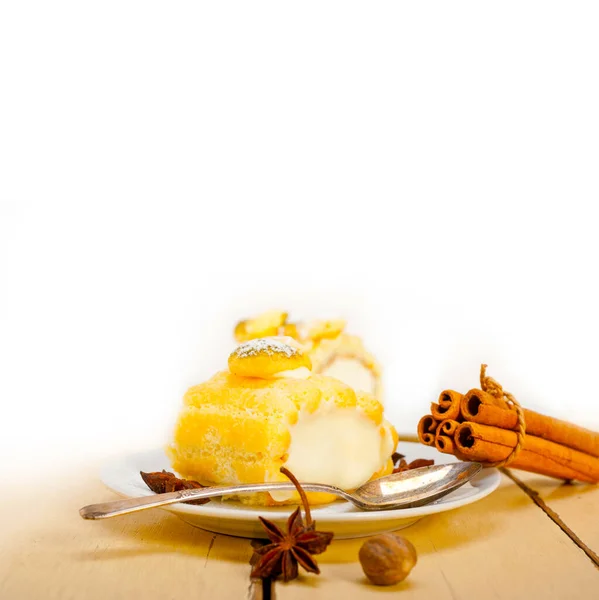 新鮮な自家製クリーム ロール ケーキ デザート スパイスを白い素朴な木製のテーブルの上 — ストック写真