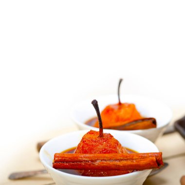 Haşlanmış armut lezzetli ev yapımı tarifi ove beyaz rustik ahşap masa