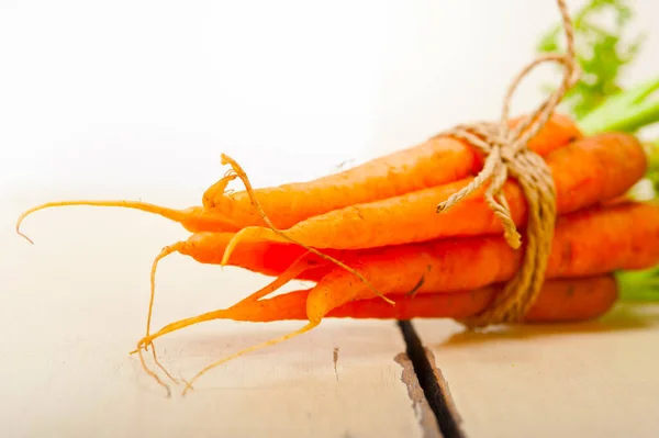 Свежая Морковка Завязанная Верёвкой Деревенском Столе — стоковое фото