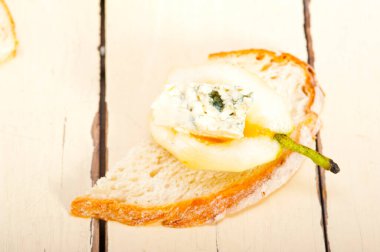 Farklı peynir ve taze armut aperatifleri. 