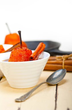 Haşlanmış armut lezzetli ev yapımı tarifi ove beyaz rustik ahşap masa