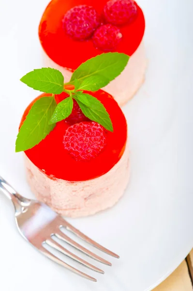Frischer Himbeerkuchen Mousse Dessert Runde Form Mit Minzblättern — Stockfoto