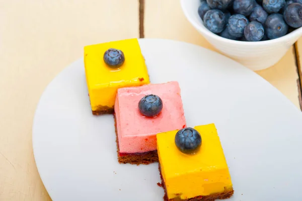 新鮮なイチゴとブルーベリーとマンゴーのムース デザート ケーキ — ストック写真
