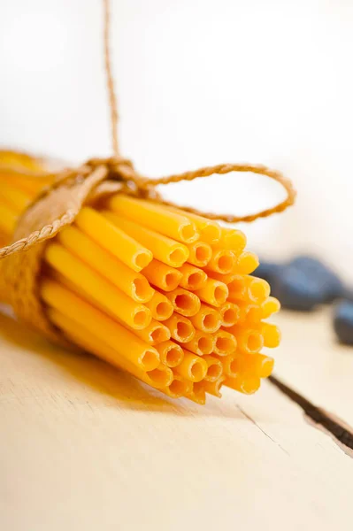 Bouquet Pâtes Italiennes Sur Une Table Rustique Blanche — Photo