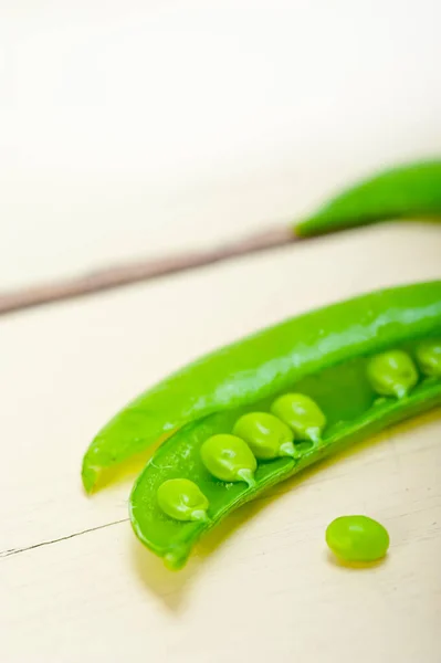 Deftige Frische Grüne Erbsen Über Einem Rustikalen Holztisch — Stockfoto