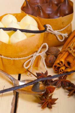 rustik ahşap masa üzerinde çikolata baharat ve vanilya kremalı pasta tatlı taze pişmiş 