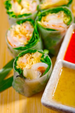 Makro closeup taze suşi seçim kombinasyon ürün çeşitliliği seçimi 