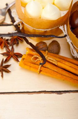 rustik ahşap masa üzerinde çikolata baharat ve vanilya kremalı pasta tatlı taze pişmiş 